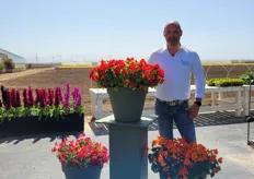 Antoine Groot of Takii Europe with tropeaolum Baby Series and an experimental red tropeaolum. 